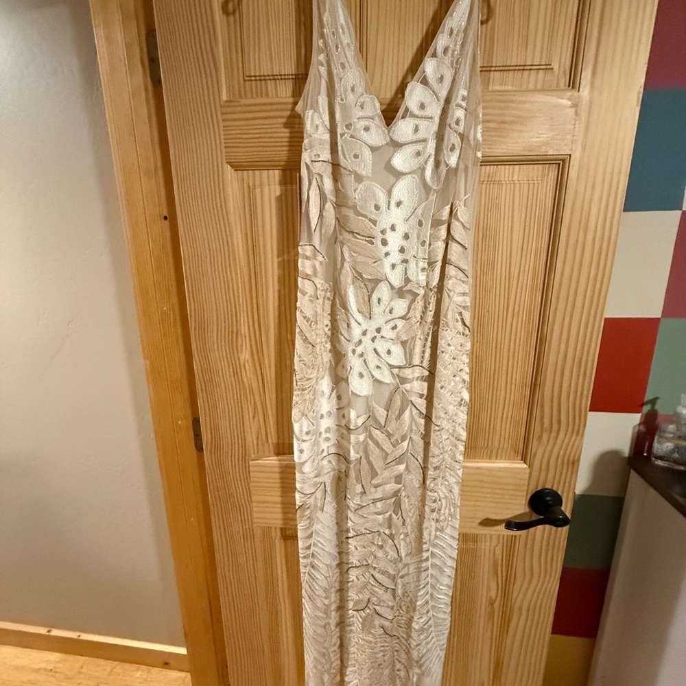 BHLDN Elegant White Floral Wedding Dress - Picture 10 of 11